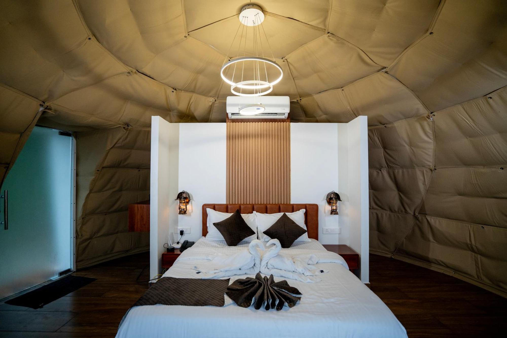 Karimb Resorts Vallikavungal Exteriör bild