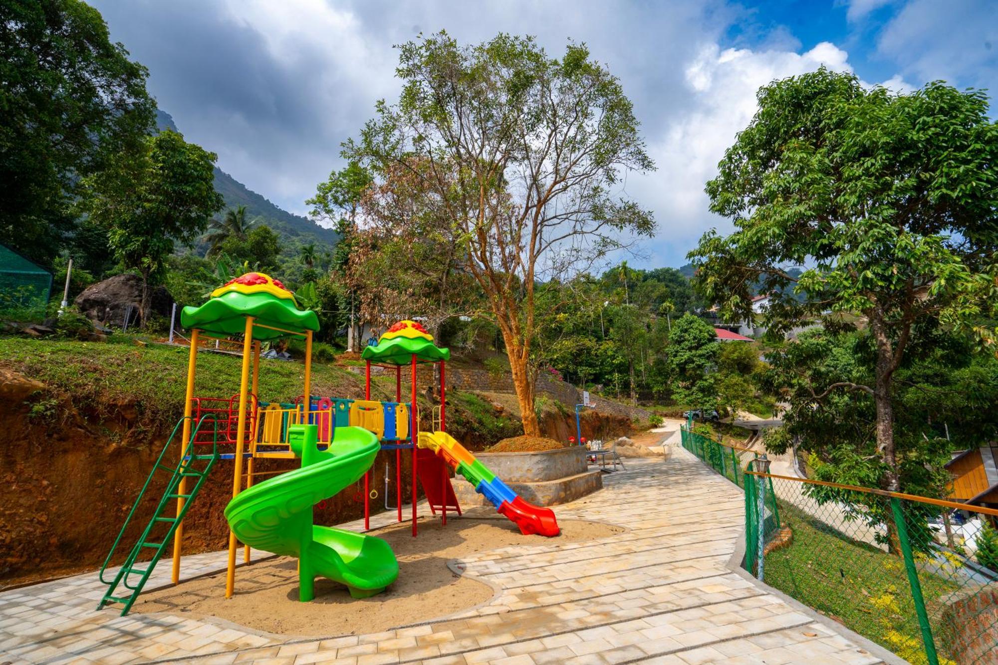 Karimb Resorts Vallikavungal Exteriör bild