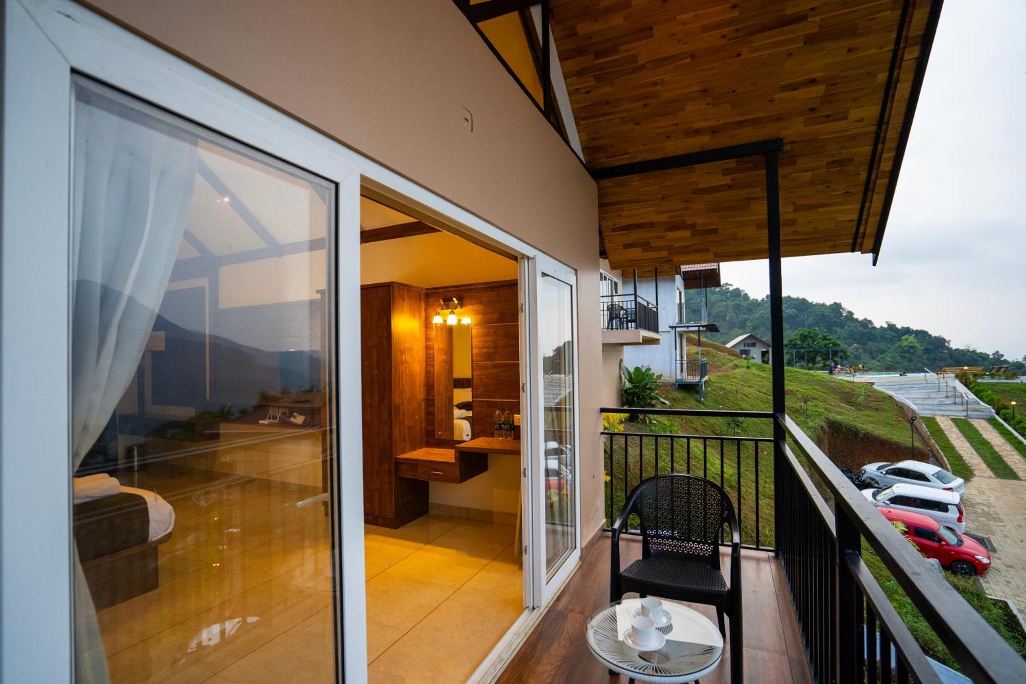 Karimb Resorts Vallikavungal Exteriör bild
